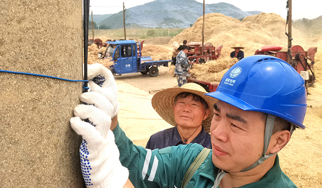农村电气化信息网讯：（通讯员 于绍迎）5月26日，山东省枣庄供电公司心服务人员深入到农村小麦脱粒点开展用电安全宣传活动，现场讲解宣传用电安全常识，帮助客户检查用电安全，增强农村居民三夏用电安全意识。