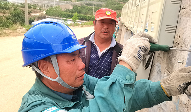 农村电气化信息网讯：（通讯员 于绍迎）5月8日，山东枣庄供电公司山亭供电中心服务人员深入到当地樱桃种植基地开展供电服务，走访樱桃种植果农，询问了解灌溉用电需求，现场为客户安装表箱及开关抽水灌溉供电设备，同步排查并消除基地供电线路及配电台区安全隐患，确保果农安全可靠用电。