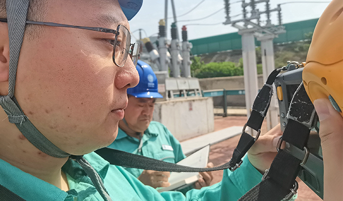 农村电气化信息网讯：（通讯员　于绍迎）面对7月以来持续极端高温和用电高峰的双重压力，山东省枣庄供电公司加强电网设备运维，充分利用“线上监控+线下特巡”的手段，强化电网风险管控，及时发现并消除隐患缺陷，保障电网安全稳定和电力可靠供应，用汗水守护城乡居民酷夏清凉。