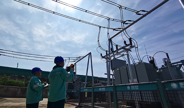 农村电气化信息网讯：（通讯员　于绍迎）面对7月以来持续极端高温和用电高峰的双重压力，山东省枣庄供电公司加强电网设备运维，充分利用“线上监控+线下特巡”的手段，强化电网风险管控，及时发现并消除隐患缺陷，保障电网安全稳定和电力可靠供应，用汗水守护城乡居民酷夏清凉。