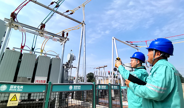 农村电气化信息网讯：（通讯员　于绍迎）面对7月以来持续极端高温和用电高峰的双重压力，山东省枣庄供电公司加强电网设备运维，充分利用“线上监控+线下特巡”的手段，强化电网风险管控，及时发现并消除隐患缺陷，保障电网安全稳定和电力可靠供应，用汗水守护城乡居民酷夏清凉。