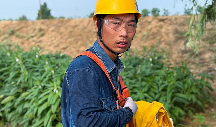 农村电气化信息网讯：（通讯员　王亚方 杨子超）2025年7月10日，河南滑县10千伏诚信线路西环支27号杆处，牛晓杰、王泽普、贾宝琳等4名电力工人正在进行带电接火作业36摄氏度高温和10多米高空的阳光炙烤下，他们汗水浸透工装，却加紧施工，最大限度实现用户“零感知”、用电“零影响”。
