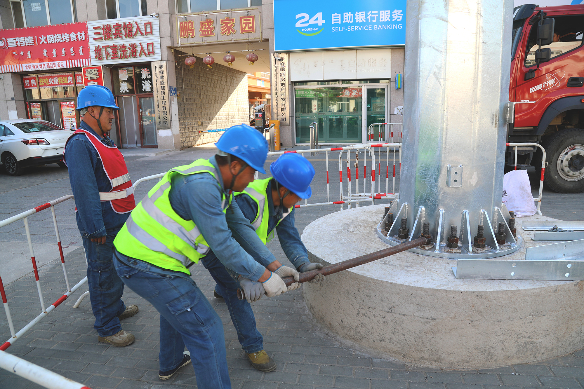 农村电气化信息网讯：（通讯员 张振远）10月1日蒙东赤峰敖汉旗供电公司王亚军、任明军等在10箭桥线17号杆进行升级改造。