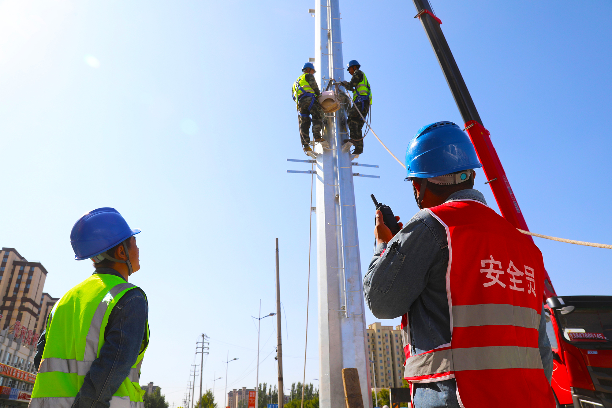农村电气化信息网讯：（通讯员 张振远）10月1日蒙东赤峰敖汉旗供电公司王亚军、任明军等在10箭桥线17号杆进行升级改造。