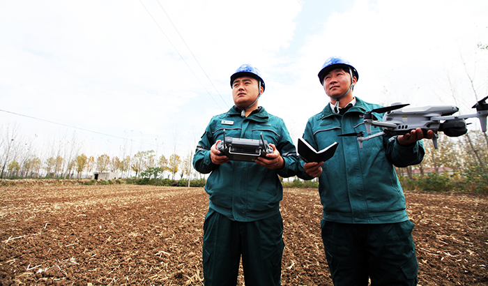 农村电气化信息网讯：（通讯员 贾广立）11月11日，国网枣庄供电公司台儿庄供电中心组织工作人员对10千伏下孙庄线开展无人机巡检工作，重点排查消除“三秋”期间农机作业带给线路设备的运行缺陷，提升配电线路运维水平，确保安全稳定供电。