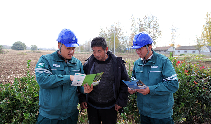 农村电气化信息网讯：（通讯员 贾广立）11月11日，国网枣庄供电公司台儿庄供电中心组织运维人员对秋种期间电力设施进行巡查，向农机作业手宣讲电力设施保护和安全用电常识，加强电力设施运维管理，确保电网安全运行，可靠供电。