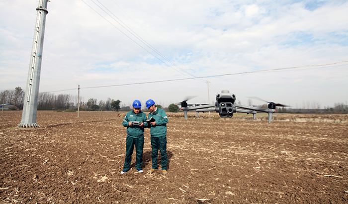 农村电气化信息网讯：（通讯员 贾广立）11月11日，国网枣庄供电公司台儿庄供电中心组织工作人员对10千伏下孙庄线开展无人机巡检工作，重点排查消除“三秋”期间农机作业带给线路设备的运行缺陷，提升配电线路运维水平，确保安全稳定供电。