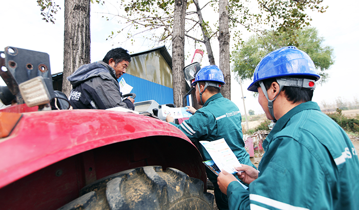 农村电气化信息网讯：（通讯员 贾广立）11月11日，国网枣庄供电公司台儿庄供电中心组织运维人员对秋种期间电力设施进行巡查，向农机作业手宣讲电力设施保护和安全用电常识，加强电力设施运维管理，确保电网安全运行，可靠供电。