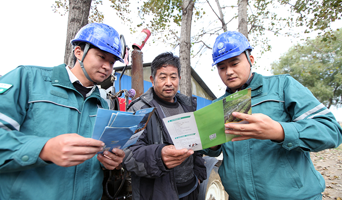 农村电气化信息网讯：（通讯员 贾广立）11月11日，国网枣庄供电公司台儿庄供电中心组织运维人员对秋种期间电力设施进行巡查，向农机作业手宣讲电力设施保护和安全用电常识，加强电力设施运维管理，确保电网安全运行，可靠供电。