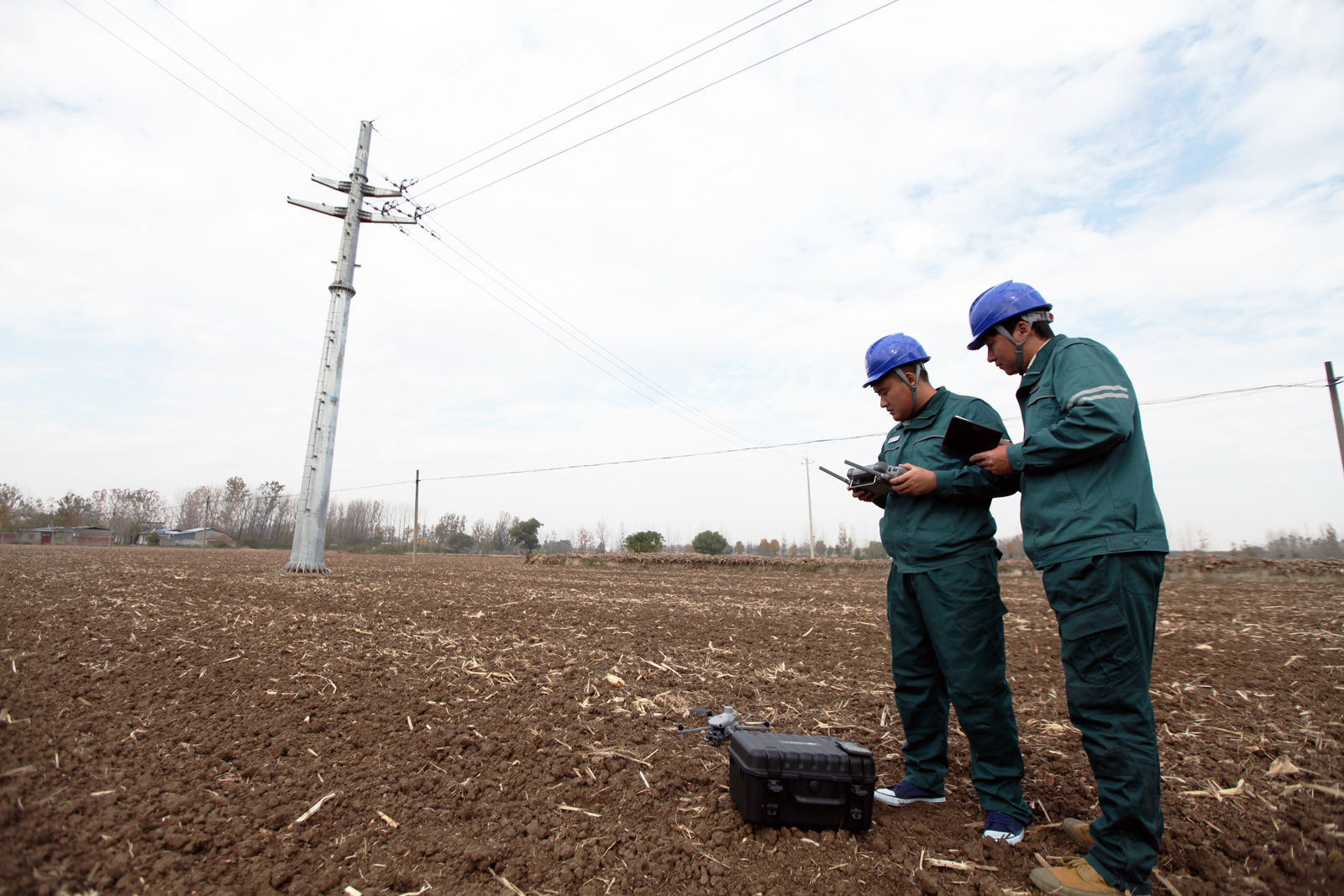 农村电气化信息网讯：（通讯员 贾广立）11月11日，国网枣庄供电公司台儿庄供电中心组织工作人员对10千伏下孙庄线开展无人机巡检工作，重点排查消除“三秋”期间农机作业带给线路设备的运行缺陷，提升配电线路运维水平，确保安全稳定供电。