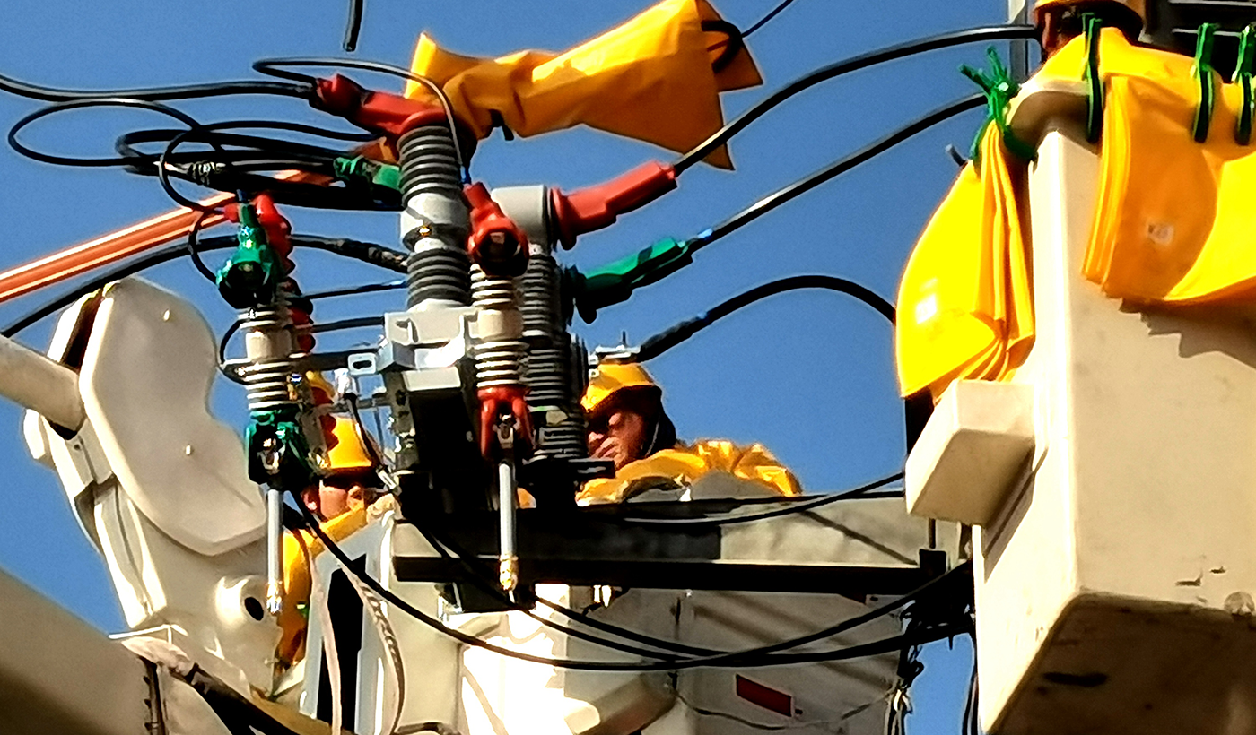 农村电气化信息网讯：（通讯员 于绍迎）连日来，国网枣庄供电公司山亭供电中心组织带电作业人员，集中对城区和偏远农村陈旧的10千伏供电线路开关设备进行集中更换，共更线路联络及分界开关7台、刀闸5组，提高城乡配网供电能力，满足客户冬季用电需求。