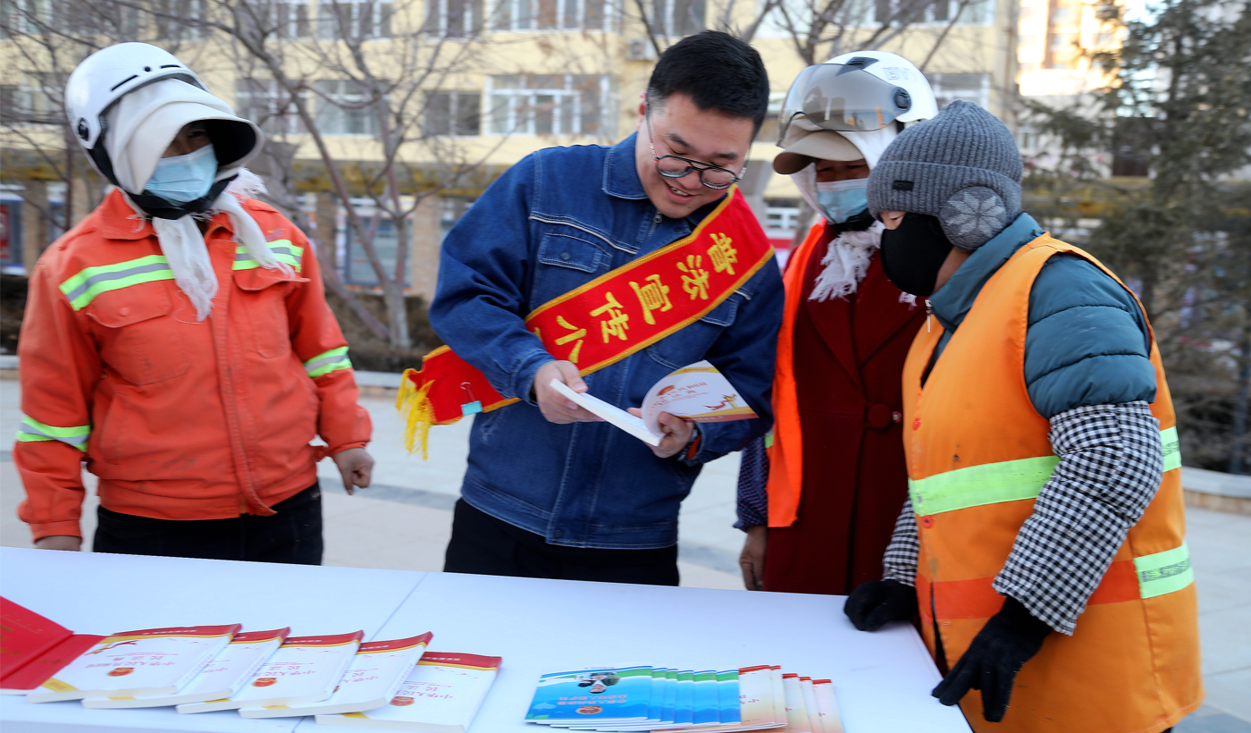 农村电气化信息网讯：（通讯员 张振远）12月4日宪法宣传日蒙东赤峰敖汉旗供电公司孟显成等在敖汉旗法治广场向过往行人宣传法治知识。