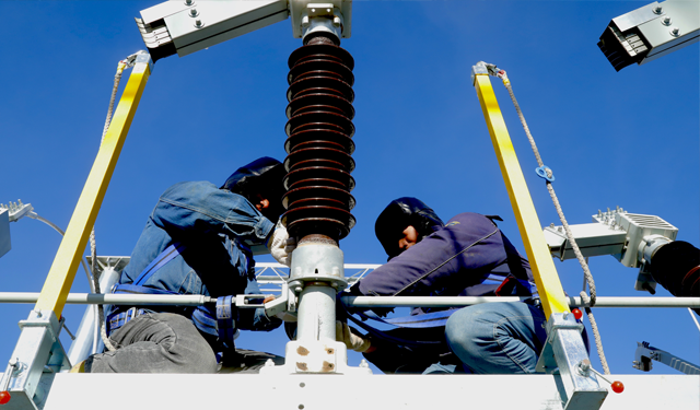 农村电气化信息网讯：（通讯员 张振远）12月2日，在敖汉旗66千伏风水山变电站新建工程施工现场，施工人员冒着近零下20度严寒正在对该变电站做最后的调试工作。连日来，随着气温不断下降，电网迎峰度冬工作也在紧锣密鼓进行着，66千伏风水山变电站投运为敖汉旗东部地区迎峰度冬提供强有力的电力支撑。