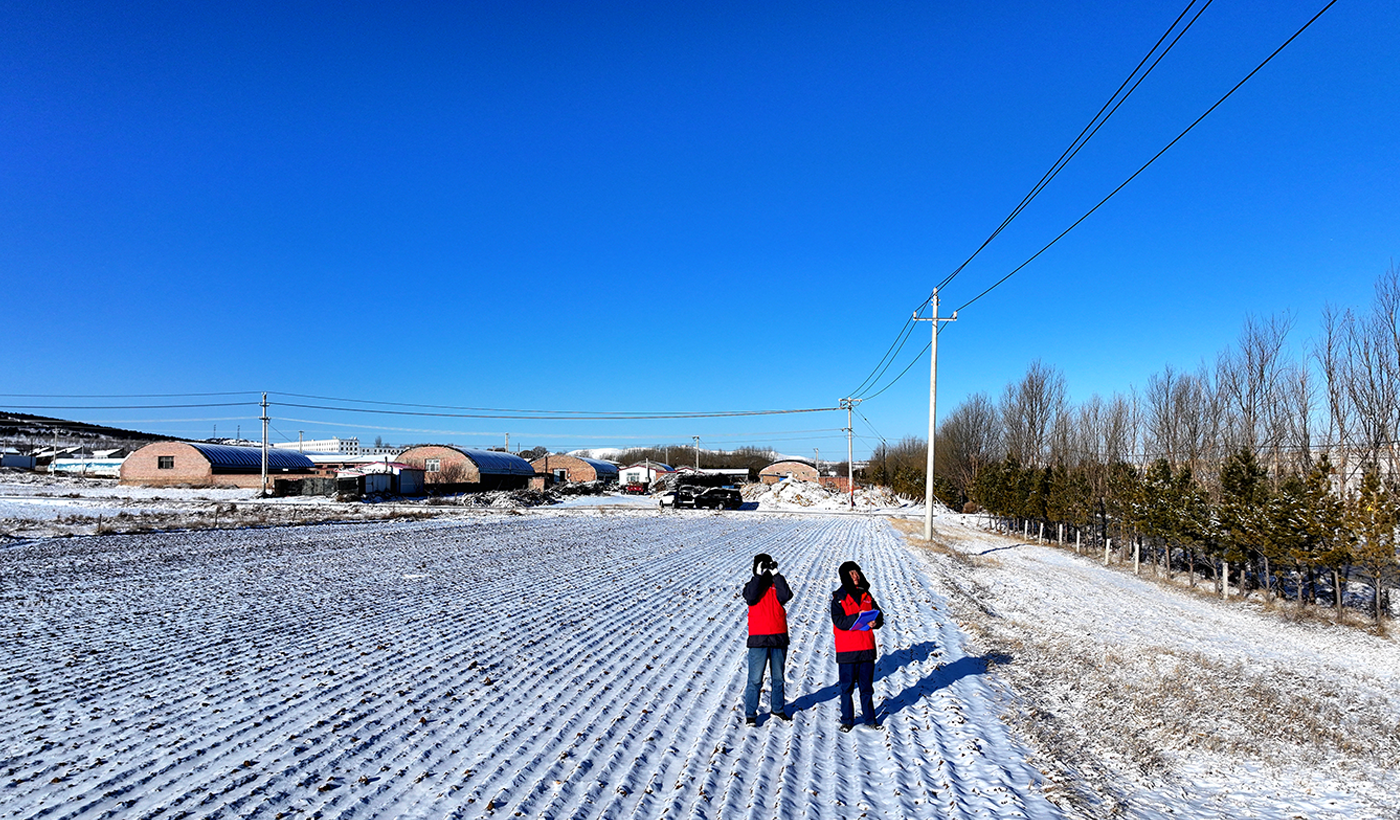 农村电气化信息网讯：（通讯员 张振远）：赤峰市敖汉旗供电公司刘振国，潘丛雪后在巡视10千伏镇西线。