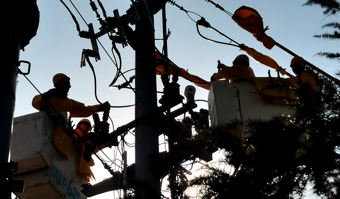 农村电气化信息网讯：（通讯员 于绍迎）连日来，国网枣庄供电公司山亭供电中心组织带电作业人员，集中对城区和偏远农村陈旧的10千伏供电线路开关设备进行集中更换，共更线路联络及分界开关7台、刀闸5组，提高城乡配网供电能力，满足客户冬季用电需求。