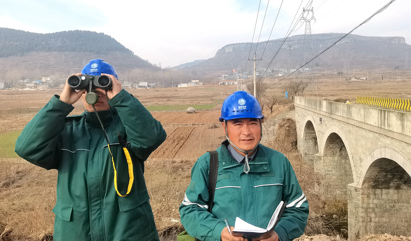 农村电气化信息网讯：（通讯员 于绍迎）12月24日，国网枣庄供电公司山亭供电中心组织供电所人员对所辖农村10千伏供电线路进行特巡检查，及时排查发现并消除供电设备安全隐患，守护电网稳运稳供，确保农村客户冬季取暖可靠用电。