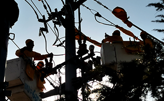 枣庄山亭供电：带电更换开关保供电