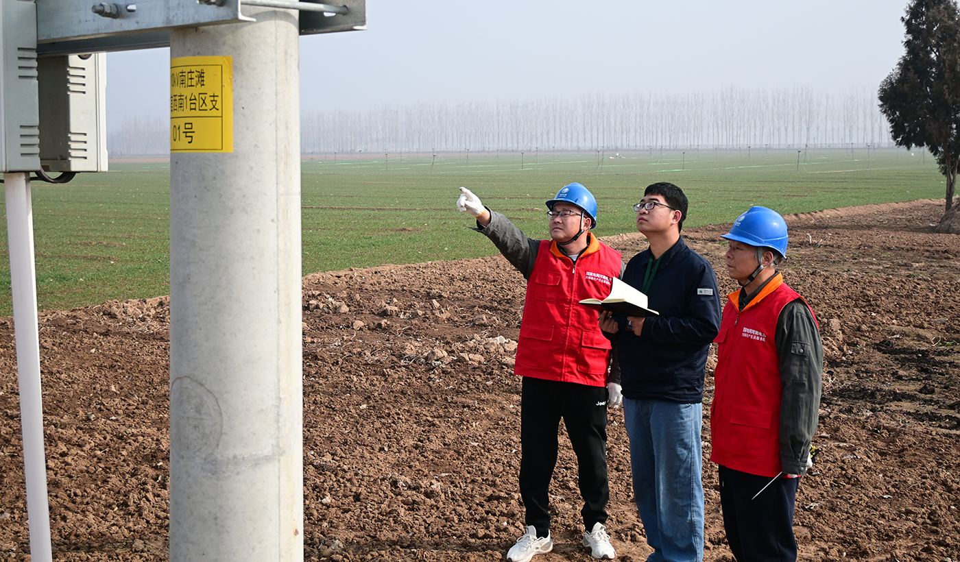 农村电气化信息网讯：（通讯员 陈欢欢 花晓彬）国网河南省电力公司孟州市供电公司纪委聚焦服务高标准农田用电，深入了解辖区农户冬灌用电需求，靠前监督推动各项保供措施落实落地。图为1月28日，该公司纪委干部走进该市南庄镇下口村高标准农田开展用电监督。