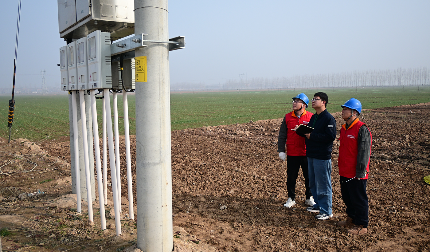 农村电气化信息网讯：（通讯员 陈欢欢 花晓彬）国网河南省电力公司孟州市供电公司纪委聚焦服务高标准农田用电，深入了解辖区农户冬灌用电需求，靠前监督推动各项保供措施落实落地。图为1月28日，该公司纪委干部走进该市南庄镇下口村高标准农田开展用电监督。