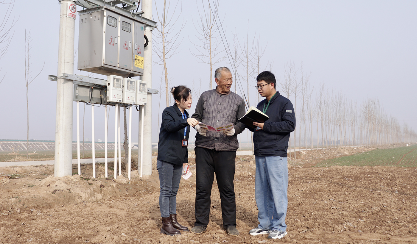 农村电气化信息网讯：（通讯员 陈欢欢 花晓彬）国网河南省电力公司孟州市供电公司纪委聚焦服务高标准农田用电，深入了解辖区农户冬灌用电需求，靠前监督推动各项保供措施落实落地。图为1月28日，该公司纪委干部走进该市南庄镇下口村高标准农田开展用电监督。