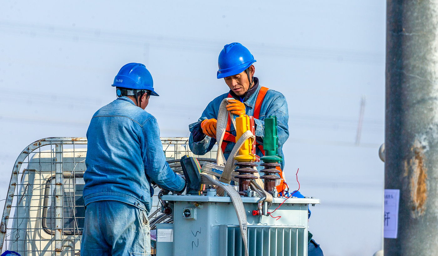 “现在把电力设施建到地头，往后浇水施肥就方便多了，再也不愁用电问题。”一位在田边观望的村民笑着说道。机井通电工程直接关系到当地农田灌溉效率和农业生产力，是助力乡村振兴、保障粮食安全的重要基础设施工程。图5为，2026年1月8日上午，在河南省安阳市滑县半坡店镇杏头村的农田里，杏头5号机井通电配套工程施工现场，施工队员正在准备起吊变压器。（王亚方 摄）