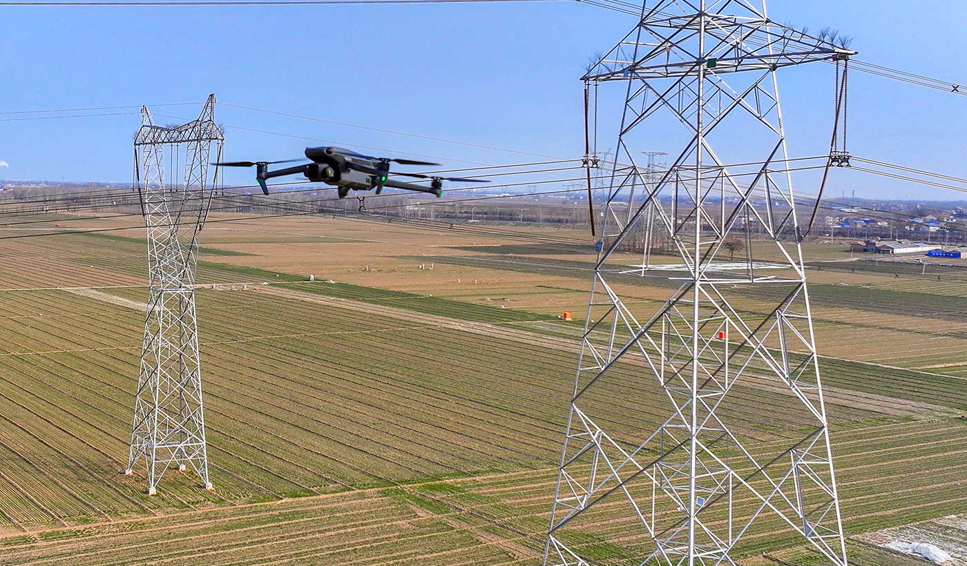 农村电气化信息网讯：（通讯员 王亚方 杨子超）此次严寒中的飞行，不仅是日常运维的缩影，更是电网向智能化迈进的坚实脚印。春节保供电在即，银翼守护着铁塔银线，也为万家灯火注入温暖能量。