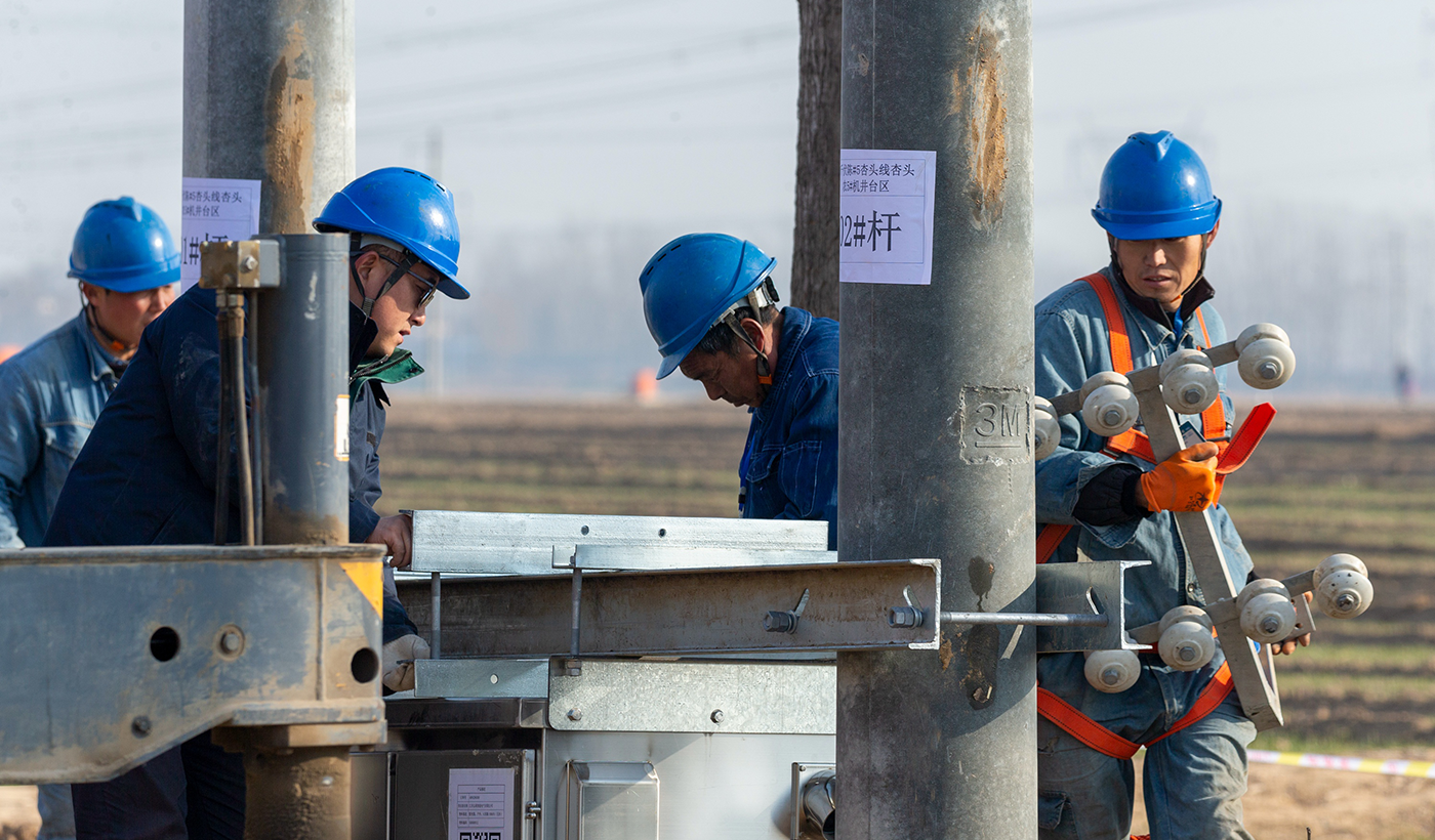 据悉，半坡店镇机井通电配套工程完工后，将有效提升该区域农田机井的供电可靠性与用电安全性，减轻农民灌溉负担，为夏粮丰收奠定坚实基础。图6为，2026年1月8日上午，在河南省安阳市滑县半坡店镇杏头村的农田里，杏头5号机井通电配套工程施工现场，施工队员正在安装变压器配套设施。（王亚方 摄）