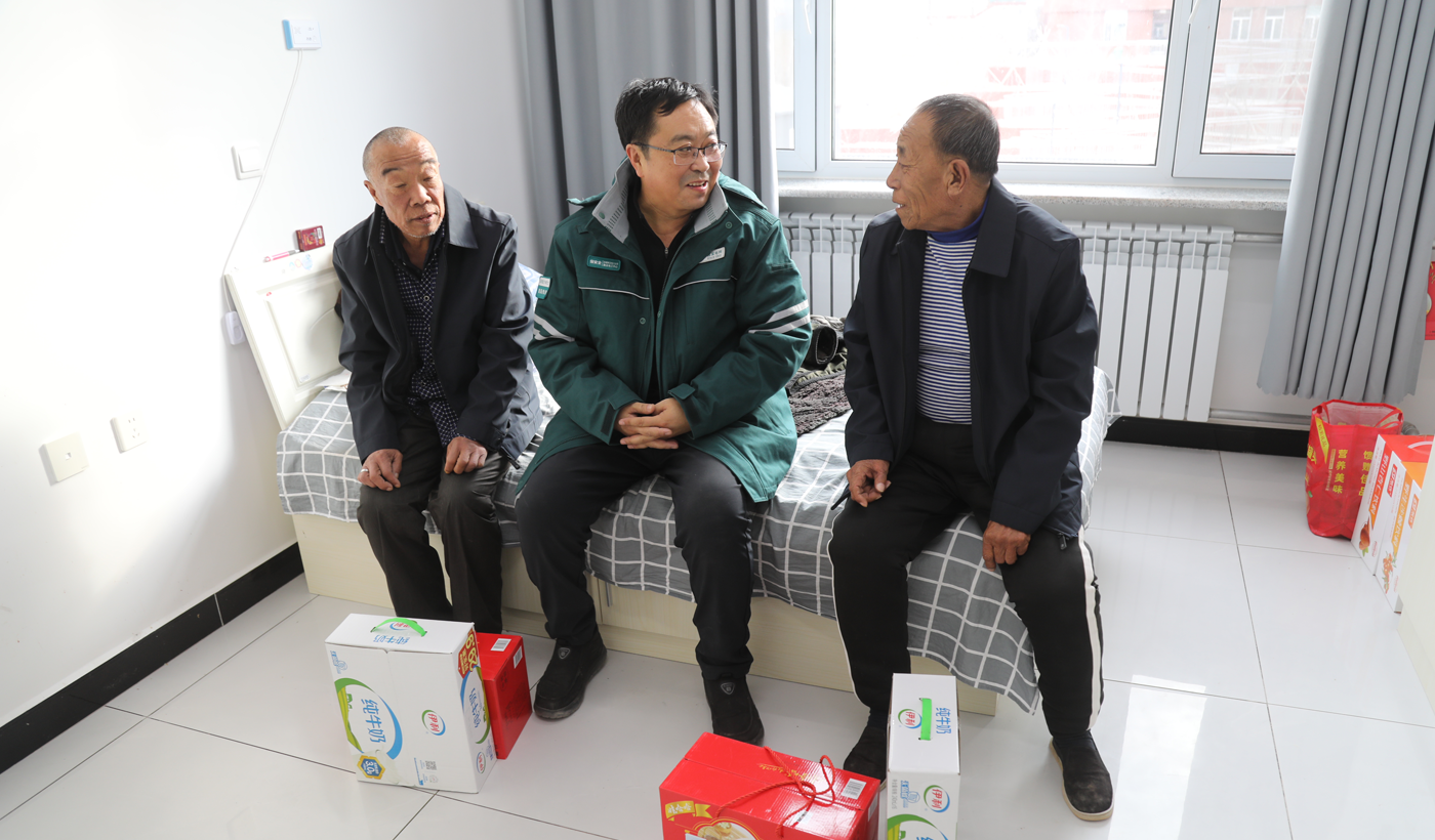 农村电气化信息网讯：（通讯员 张振远）2月14日，“中国好人”、“内蒙古自治区道德模范”姚振波来到新惠中心敬老院看望古鲁板蒿籍敬老院院民，为老人购买了节日礼品，送上了节日的问候，祝福老人们新春快乐！