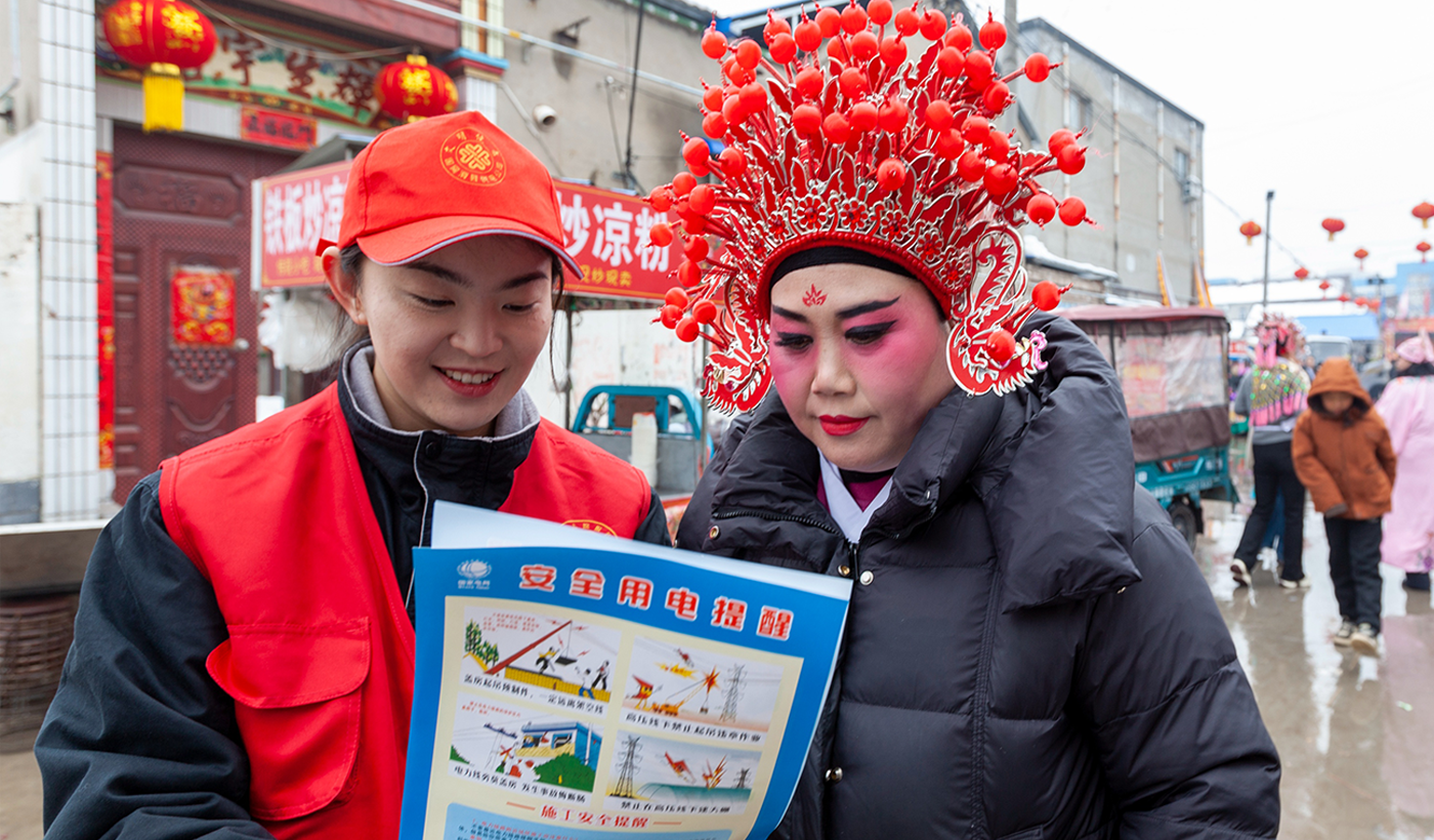 针对庙会期间临时用电摊位多、人员流动大等特点，供电公司志愿服务队穿梭于热闹的人群中，向摊主和赶会群众发放安全用电宣传单，现场讲解临时用电注意事项、私拉乱接的危害以及触电急救知识。同时，队员们还对庙会周边的供电线路、临时摊位的用电设施进行了细致排查，及时消除安全隐患，确保古庙会用电万无一失。