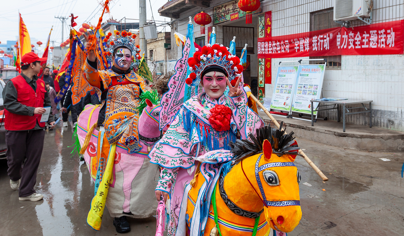 图为，2026年3月3日（农历正月十五）上午，正值元宵佳节，滑县城关街道孙王庄村社火表演如火如荼，村内锣鼓喧天、人声鼎沸，国网滑县供电公司组织志愿服务队走进该村，开展“学雷锋 我行动”电力安全进庙会活动。（王亚方 摄）
