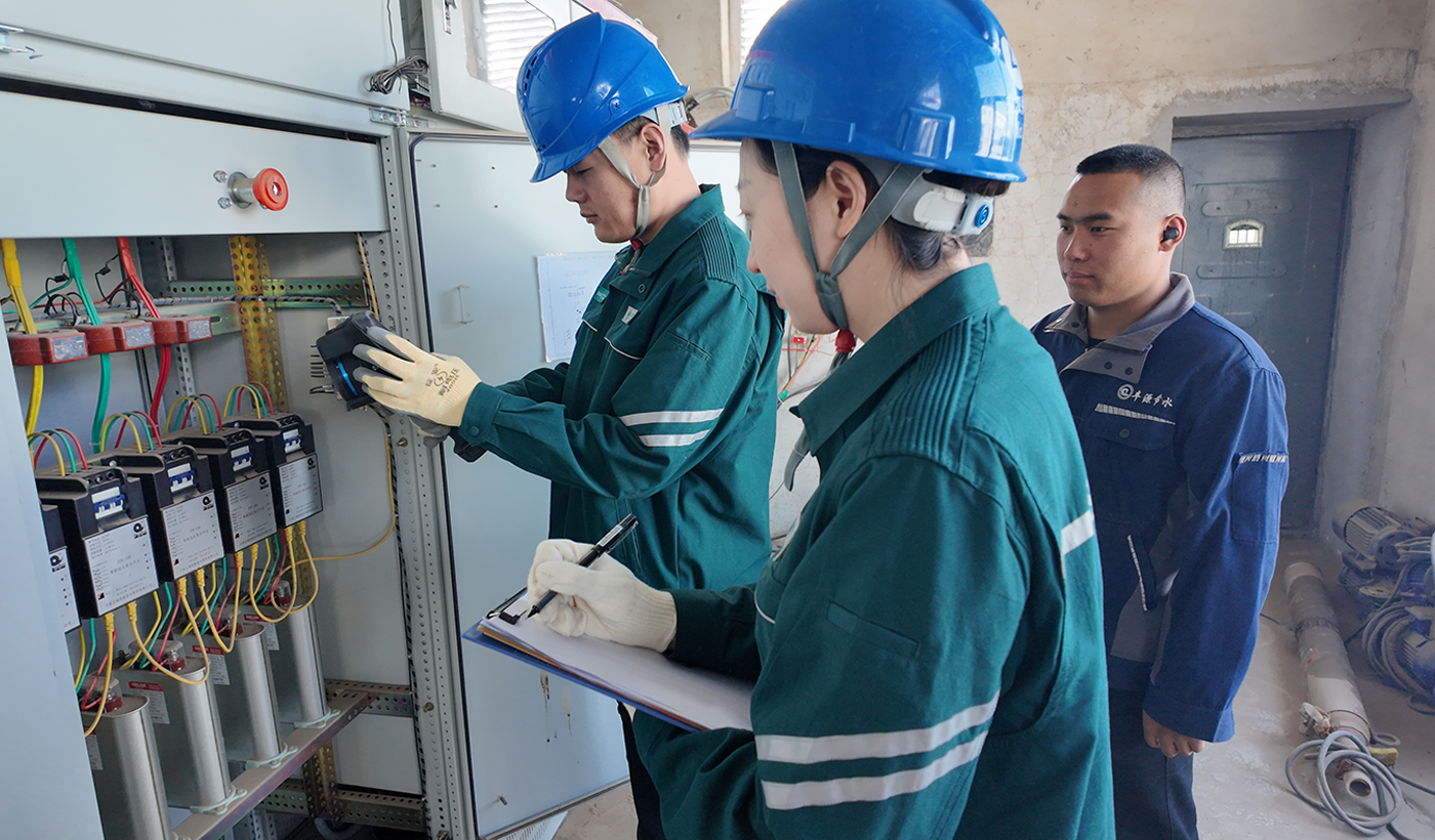 农村电气化信息网讯：（通讯员 张振远 摄影）目前，正值农资企业春耕备耕的关键时期，为了更好地服务农资企业，3月19日国网敖汉旗供电公司组织人员对企业走访、服务，对企业用电设备进行义务检修，指导企业安全用电。图为供电员工在敖汉旗丰源节水滴灌带厂进行指导。