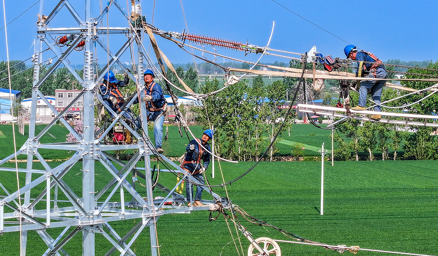 图为：2026年4月16日，在河南省安阳市滑县老店镇小屯村110千伏楚老线路升级改造施工现场，国网滑县供电公司37名电力工人正在加紧施工。（王亚方 摄）