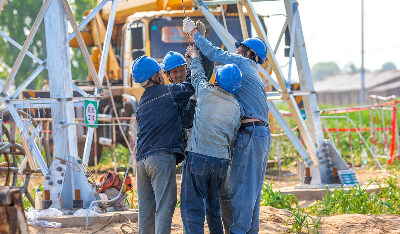 图为：2026年4月16日，在河南省安阳市滑县老店镇小屯村110千伏楚老线路升级改造施工现场，国网滑县供电公司37名电力工人正在加紧施工。（王亚方 摄）