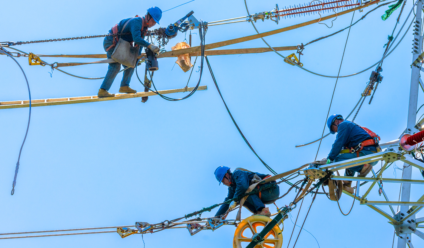 图为：2026年4月16日，在河南省安阳市滑县老店镇小屯村110千伏楚老线路升级改造施工现场，国网滑县供电公司37名电力工人正在加紧施工。（王亚方 摄）