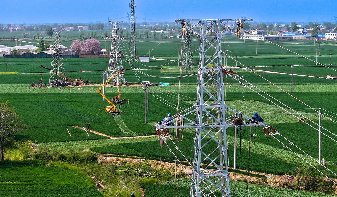 图为：2026年4月16日，在河南省安阳市滑县老店镇小屯村110千伏楚老线路升级改造施工现场，国网滑县供电公司37名电力工人正在加紧施工。（王亚方 摄）