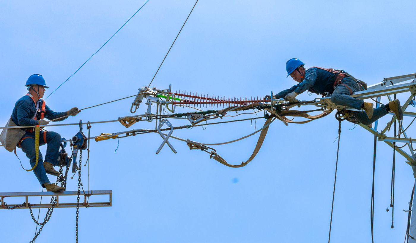 图为：2026年4月16日，在河南省安阳市滑县老店镇小屯村110千伏楚老线路升级改造施工现场，国网滑县供电公司37名电力工人正在加紧施工。（王亚方 摄）
