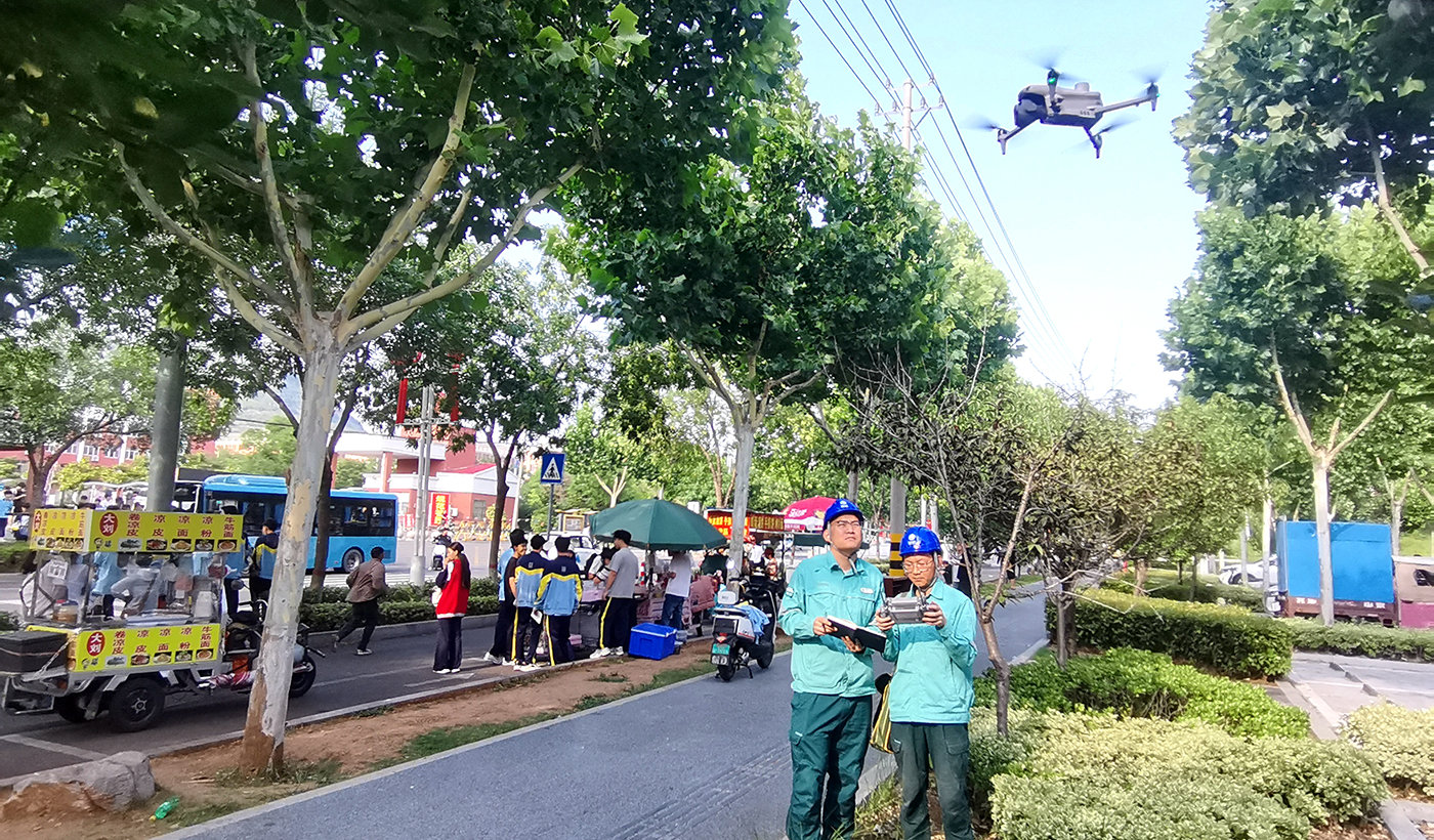 农村电气化信息网讯：（通讯员 于绍迎）6月6日，国网枣庄供电公司山亭供电中心保电服务人员利用无人机开展高考供电线路进行特巡检查，对线路通道、供电负荷、接点温度进行全方位、多角度逐项巡查巡测，保障线路稳运稳供，保驾护航高考期间安全可靠用电。
