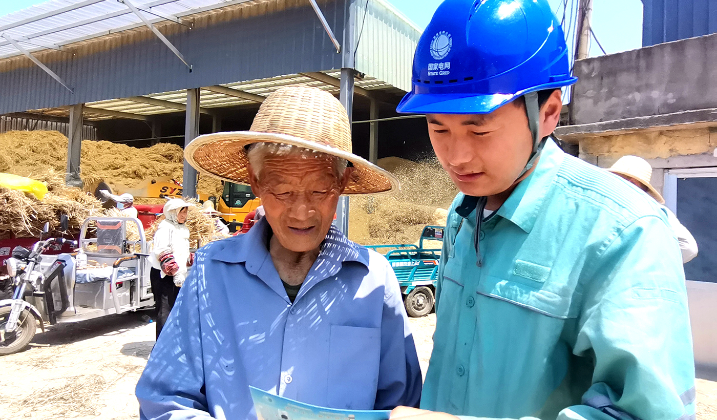 农村电气化信息网讯：（通讯员 于绍迎）6月2日，山东省枣庄供电公司山亭供电中心工作人员深入到农村小麦脱粒加工点开展安全用电常识宣传，详细向居民讲解安全用电常识，询问了解小麦脱粒用电服务需求，帮助检查用电设安全，现场测量客户设备温度，确保农村麦收脱粒可靠用电。
