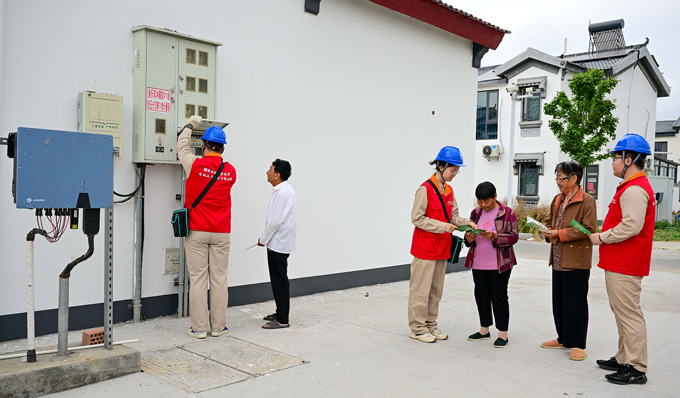 6月15日，江苏省淮安市金湖县前锋锋镇渔乐湾农民集中居住区，电暖流党员服务队吴继文、朱凌宇、孙宇向社区居民介绍节能知识。