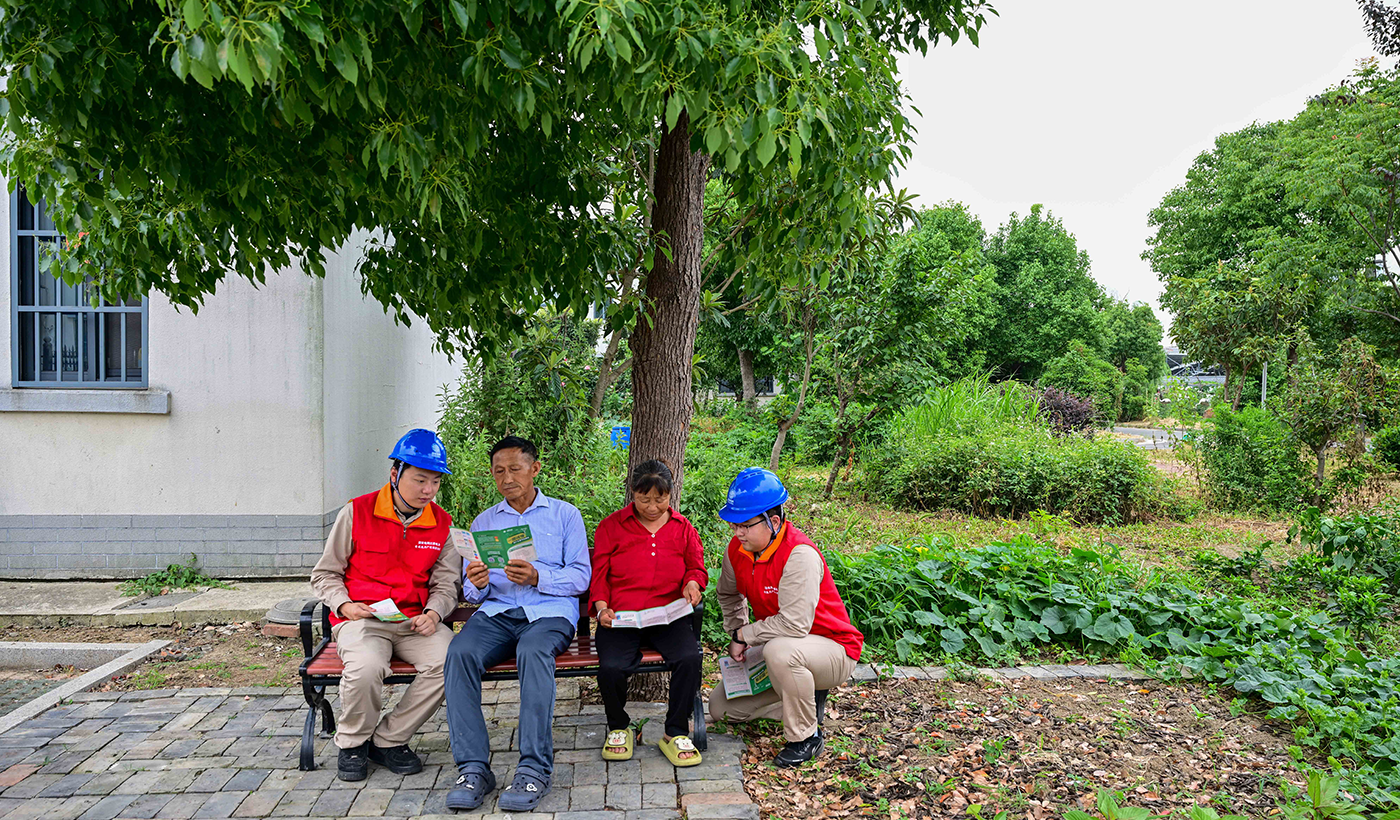 6月16日，江苏省淮安市金湖县塔集镇荷韵小镇社区，电暖流党员服务队员李昂、孙宇向社区群众宣传节能用电知识。