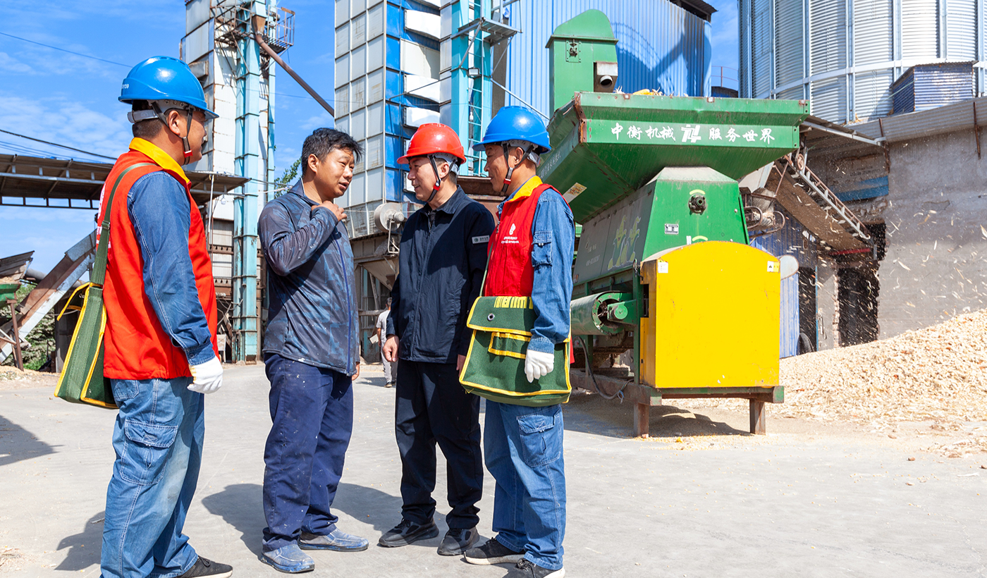 图为，2026年9月22日，在河南省安阳市滑县老店镇一农村合作社，国家电网河南电力（滑县营销）焦裕禄共产党员服务队队长路红旗带着队员王红良、悦占勇，上门为合作社的烘干塔和粮食加工设备做用电检查。（王亚方 摄）