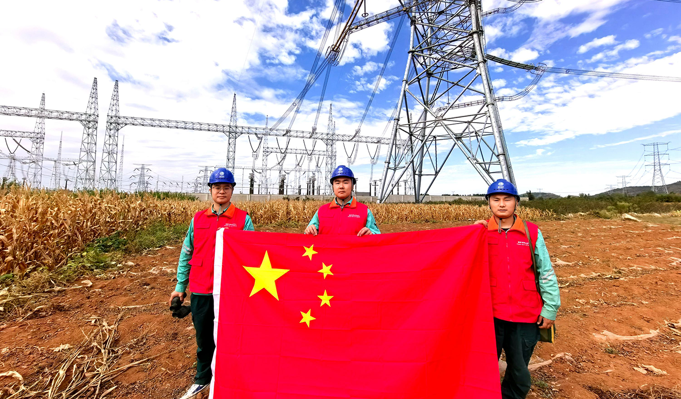 农村电气化信息网讯：（通讯员 于绍迎）为热烈庆祝中华人民共和国成立77周年，激发全体干部职工的爱国情怀与民族自豪感，枣庄供电公司山亭供电中心组织开展“我和国旗合个影”主题活动。全体干部员工主动参与、积极互动，用一张张合影向国庆献礼，向祖国致敬，共同祝福伟大祖国繁荣昌盛。